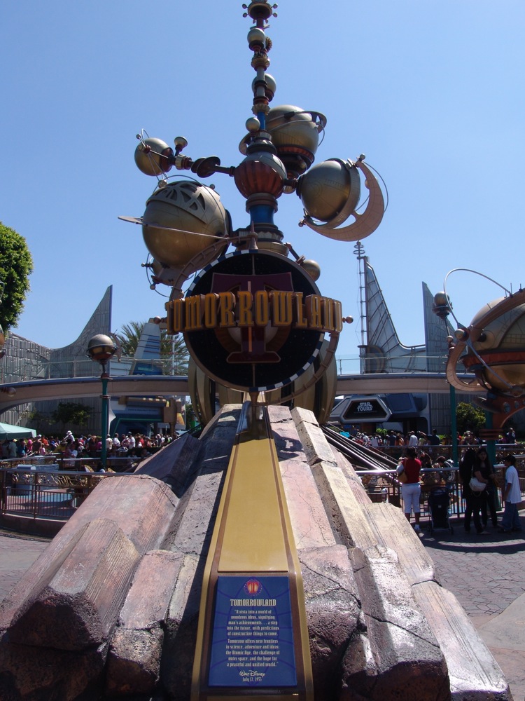 Tomorrowland-Disneyland-01