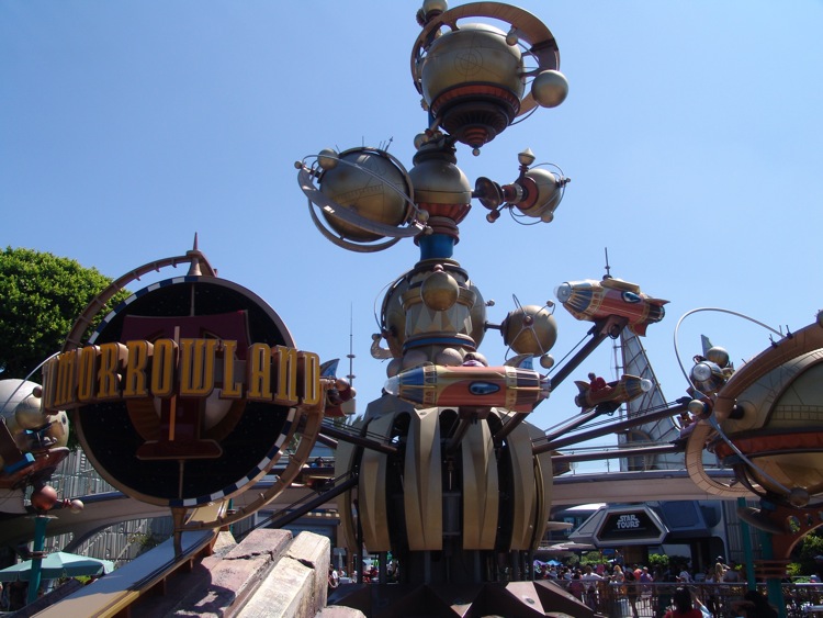 Tomorrowland-Disneyland-02