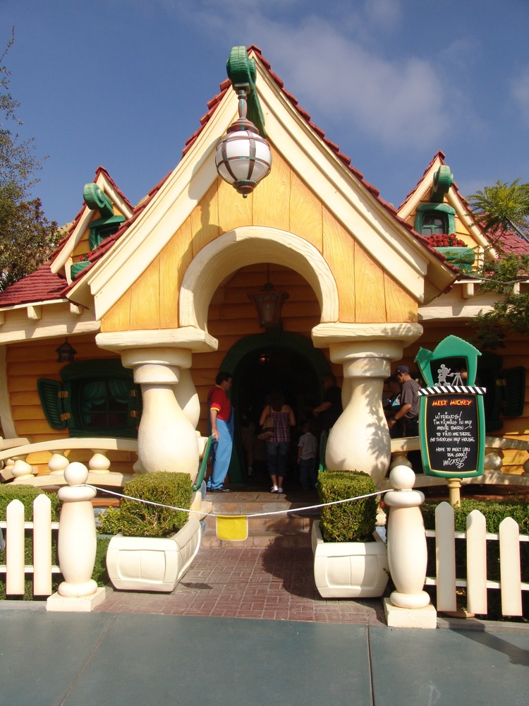 Mickey-Mouse-House-01