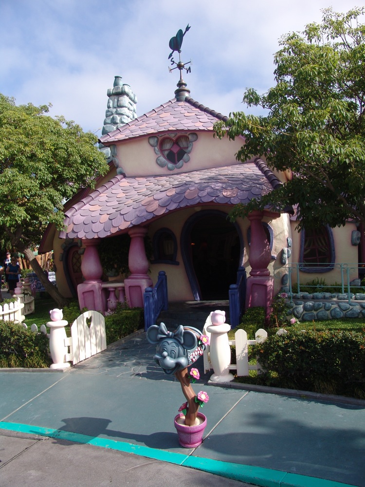 Minnie-Mouse-House-1